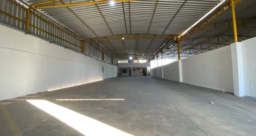 Galpão para locação na fronteira/barra em macaé/rj, 500m2, banheiros, copa e escritórios.