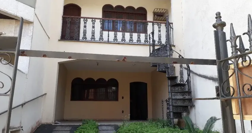 Casas para locação na imbetiba em macaé/rj, 04 quartos com suíte, 2 vagas e quintal.