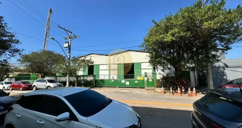 Galpão para locação no novo cavaleiros em macaé/rj, galpão c/ 1.395m2, área 3.096m2, escritórios.