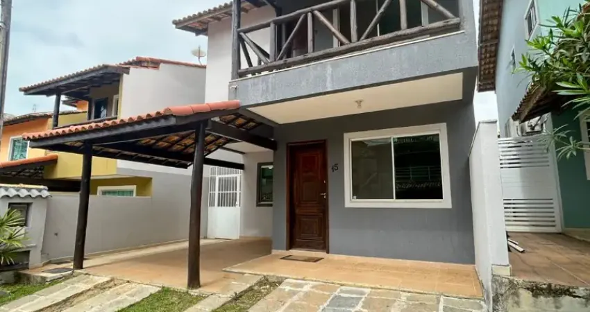 Casas para locação na granja dos cavaleiros, macaé/rj, 03 quartos com suíte, garagem, condomínio fechado.