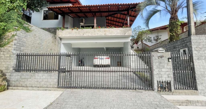 Casa com 3 dormitórios à venda, 220 m² por R$ 1.100.000,00 - Escola Agrícola - Blumenau/SC