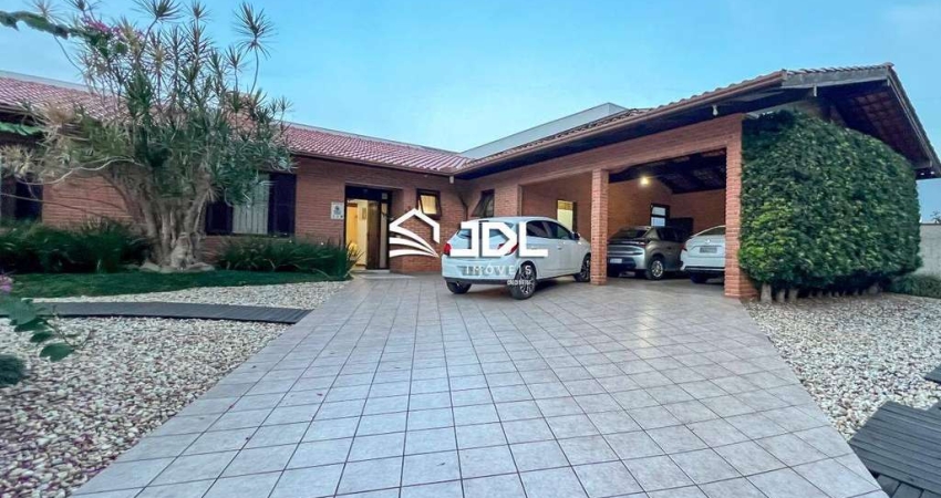 Espaçosa casa plana no bairro Itoupava Norte, a poucos minutos do centro.