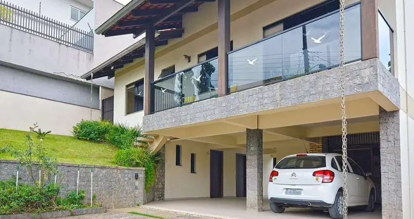 Linda casa de dois pavimentos à venda no bairro Itoupava Norte!