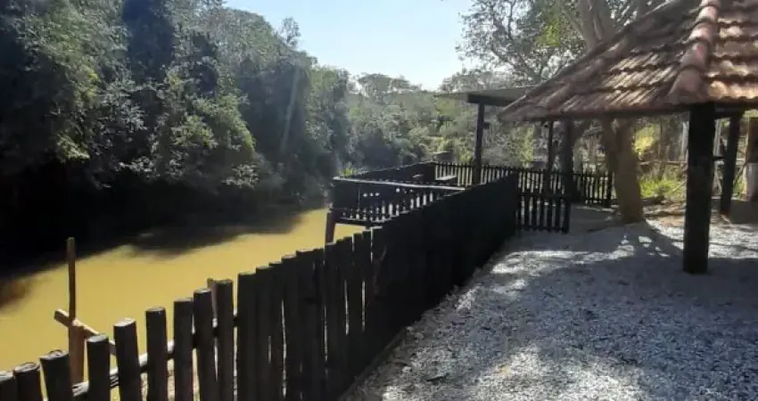 Linda chácara itapetininga, 450 m², moradores, 3 cômodos, rio, poço, deck, facilito