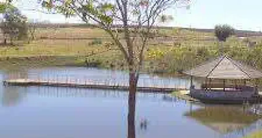 Chácara exclusiva com mata nativa e água de mina em condomínio tranquilo