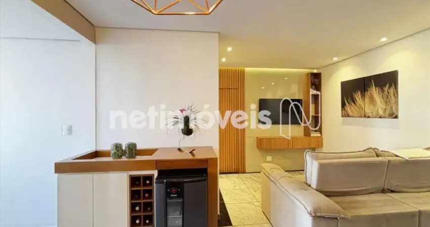 Belíssimo apto. 03 quartos localizado em prédio pequeno com elevador!!