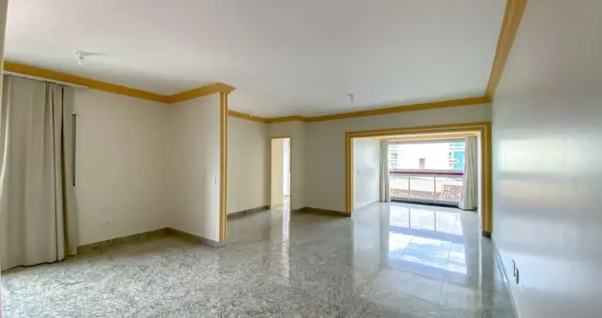 Cobertura duplex com 4 quartos sendo 3 suites, 2 vagas, reformada com fino acabamento à venda no centro de guarapari/es.