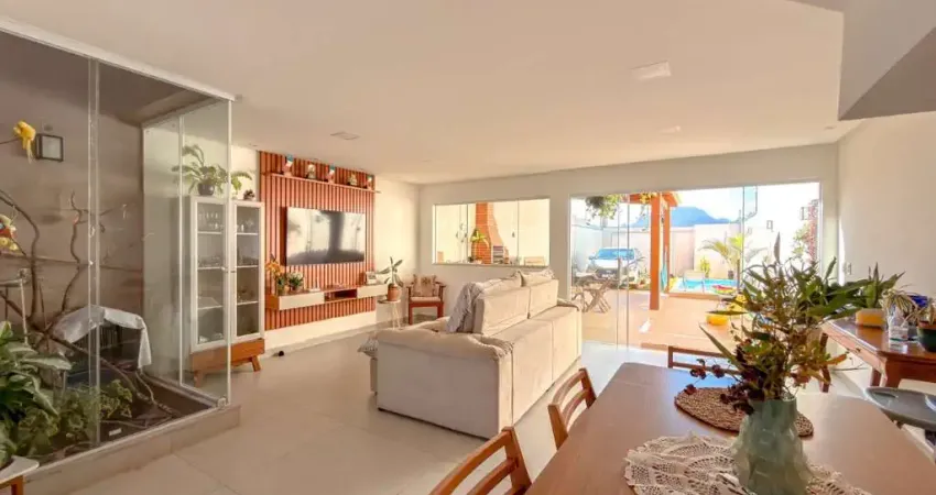 Casa duplex à venda na vila da samarco de guarapari/es, 3 quartos (1 suíte com closet), quintal com lazer e vaga para 3 carros.