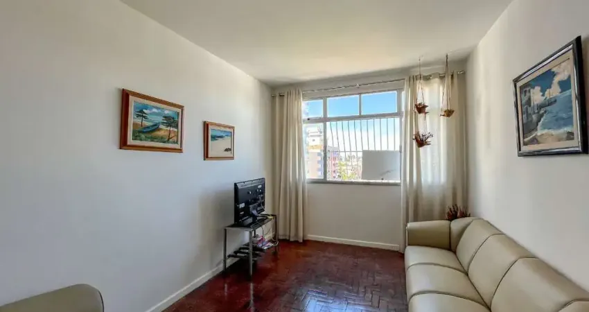 Apartamento à venda com 3 quartos, 2 banheiros, dependência completa e vaga de garagem em localização privilegiada.