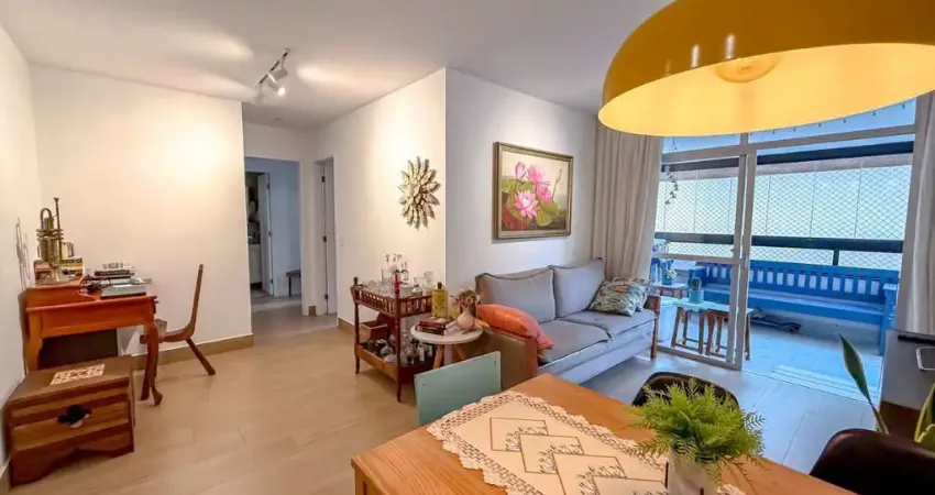 Oportunidade na praia do morro! apartamento reformado de 2 quartos com suíte e vaga de garagem! agende a sua visita e se encante!