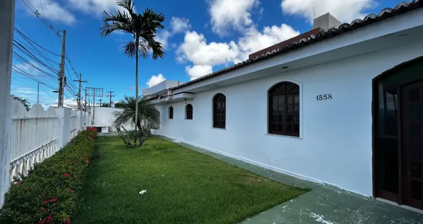 Casa comercial no bairro de candelária, a 50m da av. prudente de morais.