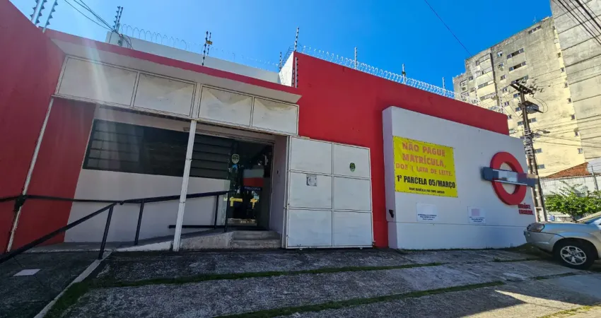 O imóvel possui 17 salas onde todas possuem ar condicionado, 2 recepções, 3 wc's sociais e depósito. 5 vagas de estacionamento com com rampa de acesso