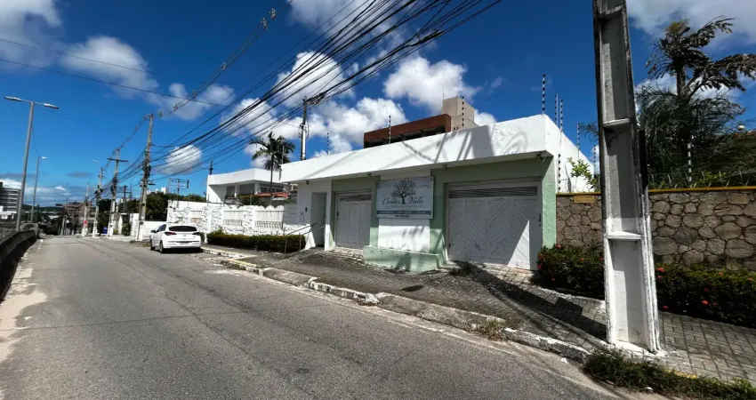 Casa comercial no bairro de candelária, a 50m da av. prudente de morais.