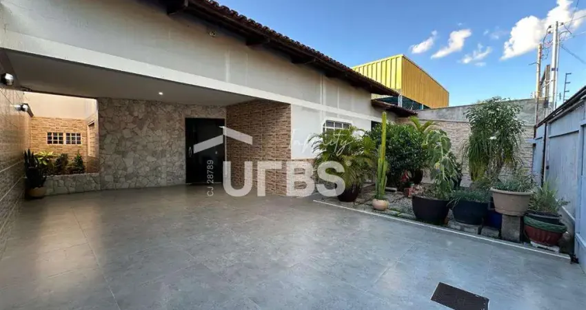 Casa grande, 3 quartos, um suíte, dois banheiros sociais, seis garagens cobertas, duas vagas descobertas, piscina, sauna, cozinha bem montada, bairro goiá