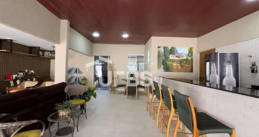Casa de de rua com 360m2, 3 suites, 5 vagas de garagem, piscina e churrasqueira