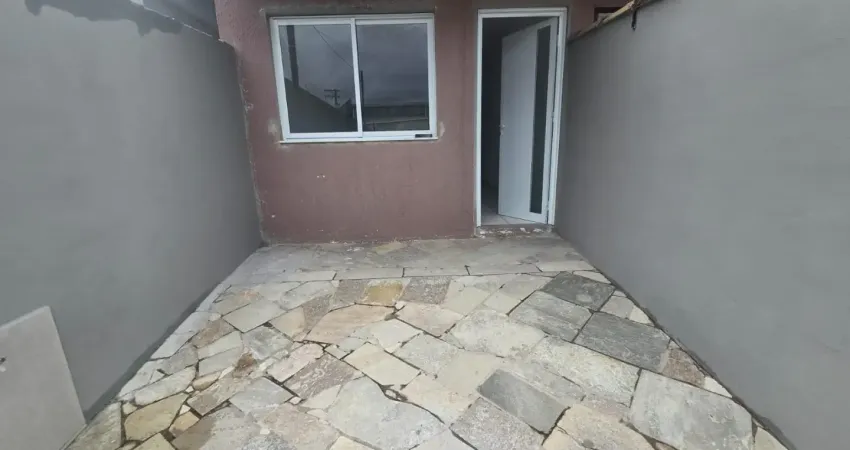 Casa com 2 quartos para alugar na Rua Cachoeira Paulista, 110, Sumaré, Caraguatatuba