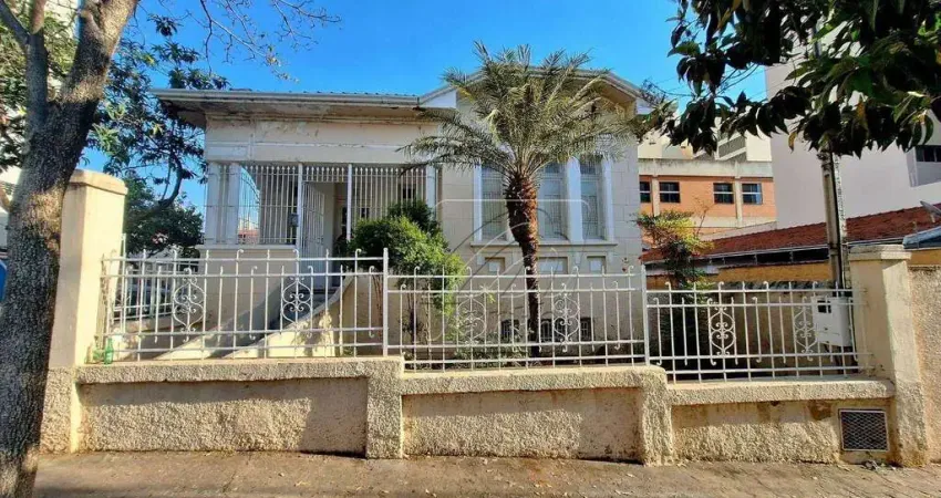 Casa com 3 dormitórios para alugar por R$ 2.800 - Centro - Piracicaba/SP