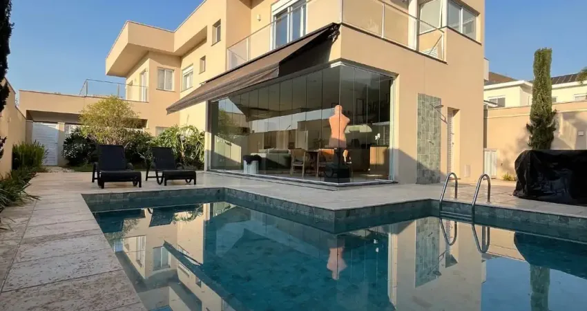 Linda casa de esquina em condomínio fechado de luxo, com 340 m² de área construída em terreno plano de 521 m². projeto moderno, acabamentos de alto padrão e ambientes integrados.