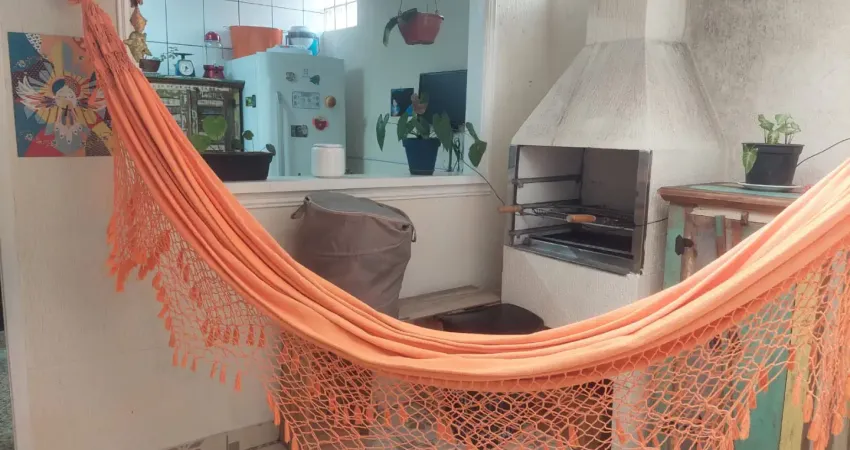 Casa tipo sobrado, geminada, localizada no condomínio jardim paulistano, no km 22 da rodovia raposo tavares