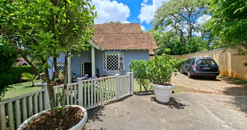 Acongechante chalet em condomínio fechado na granja viana.