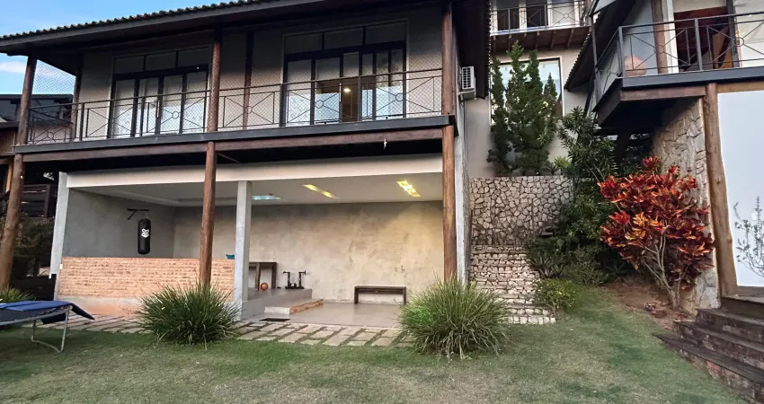 Casa contemporânea em condomínio fechado com uma linda vista das montanhas