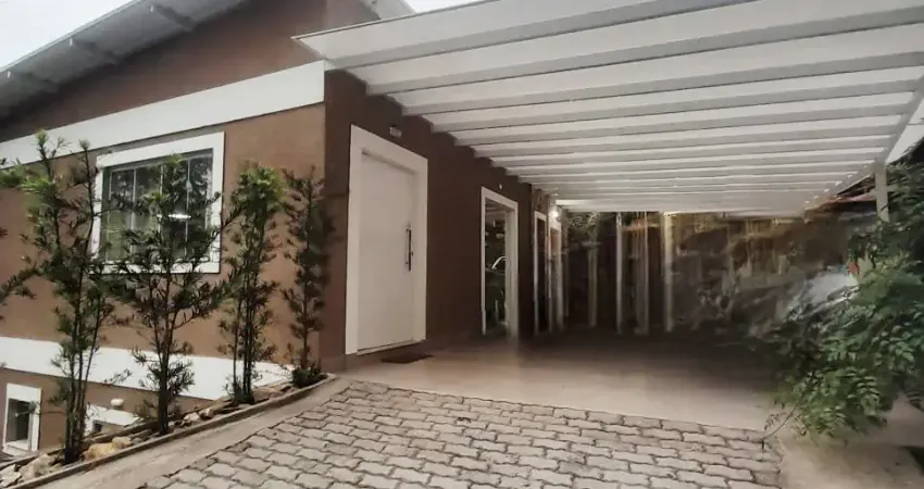 Casa em condomínio com infraestrutura de clube com vista verde