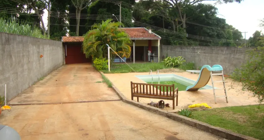 Chácara a venda no centro de mogi mirim, localização previlegiada, proximo a banco, mercado... possui 3 quartos e piscina