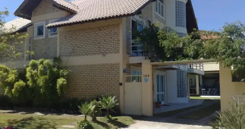 Casa Ampla em Terreno residencial ou de Investimento com 3 apartamento nos Ingleses Gaivotas