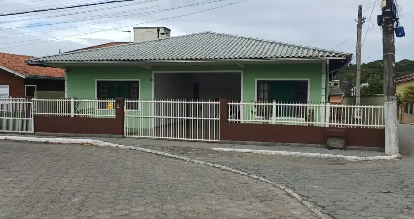 Linda Casa mais Kitnet no mesmo terreno Localizada em Florinaópolis SC