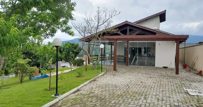 Casa térrea de alto padrão em com acesso à represa no condomínio santa fé iii em joanópolis