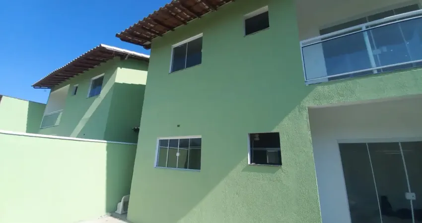 Casa duplex para alugar - 2 quartos com varanda, closet e excelente localização.