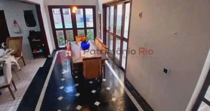Casa à venda 509m², 4 quartos, 3 suítes, 4 vagas de garagem, piscina, salão de jogos - na vila da penha