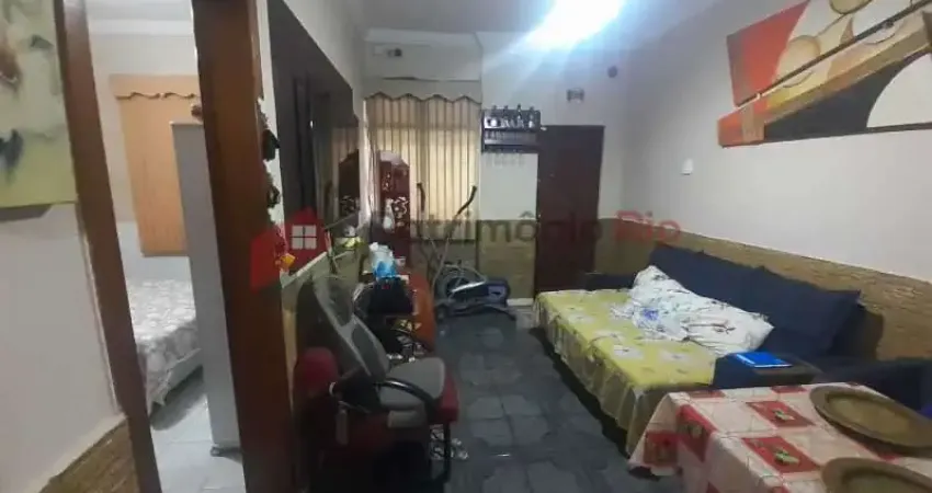 Linda casa composta: sala ampla, cozinha com armários, três quartos