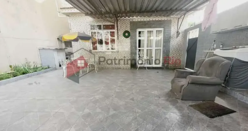Casa com quintal, 2 quartos - quintal com garagens coberta - próximo ao largo do bicão