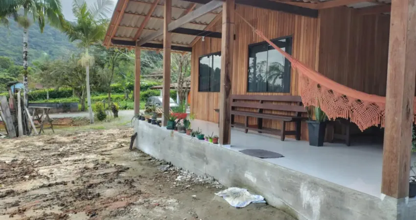 . casa nova, recém-construída, com estrutura em madeira angelim pedra, conhecida pela sua alta durabilidade, resistência e beleza natural.