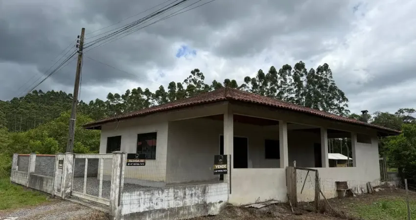Linda casa na Vila da Glória - SFS-SC, médio padrão com ambientes amplos e arejados.