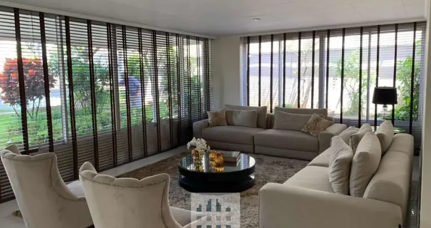 Apartamento todo reformado com 3 dormitórios, sendo 1 suíte, sala ampla, 1 vaga