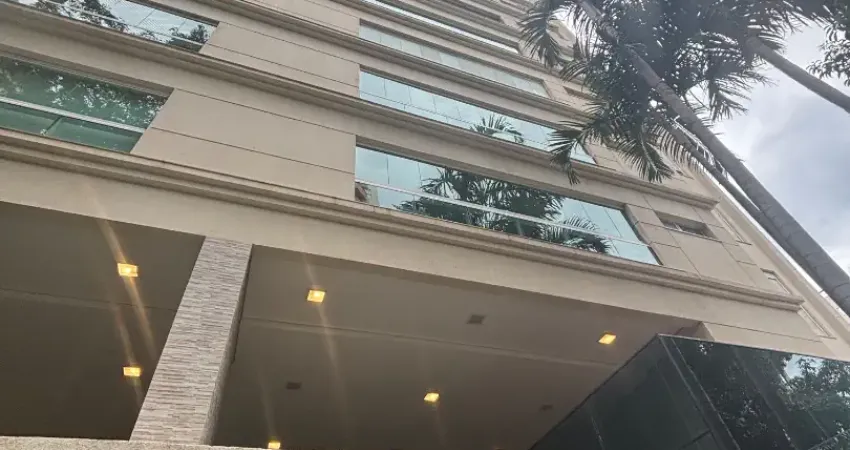 Ed Contemporâneo com sacada com churrasqueira e lazer - no centro