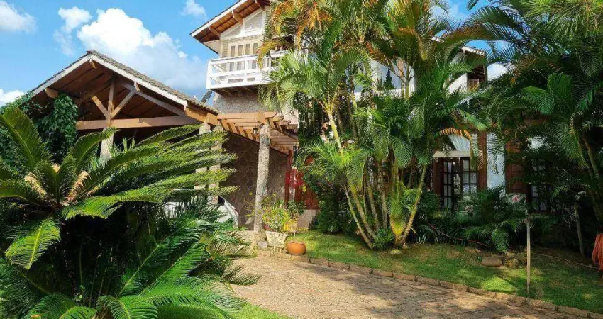 Condomínio completo, toda em madeira massaranduba, paisagismo com varanda, suíte máster com hidromassagem, closet... agende uma visita agora mesmo!