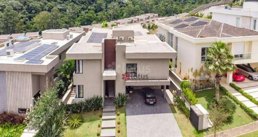 Deslumbrante e super moderna, com uma área externa impecável, acabamentos perfeitos, suítes com closets e armários planejados