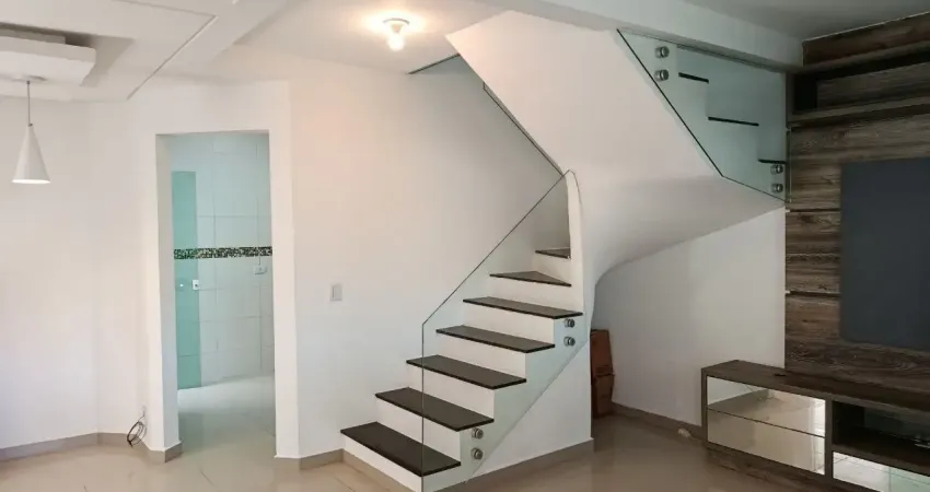 Excelente sobrado em condomínio, 3 dormitórios, no santa cândida