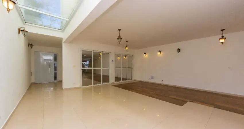 Sobrado 300 m² com 3 suítes, 5 vagas, Piscina, Edícula, Planalto Paulista, SP.