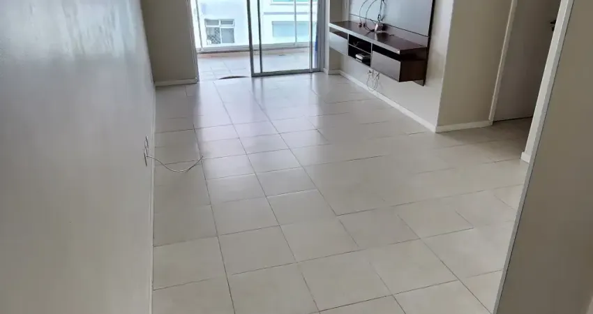 A melhor coluna de 2 quartos do prédio com vista para piscina e colégio abel e o menor condomínio e iptu.