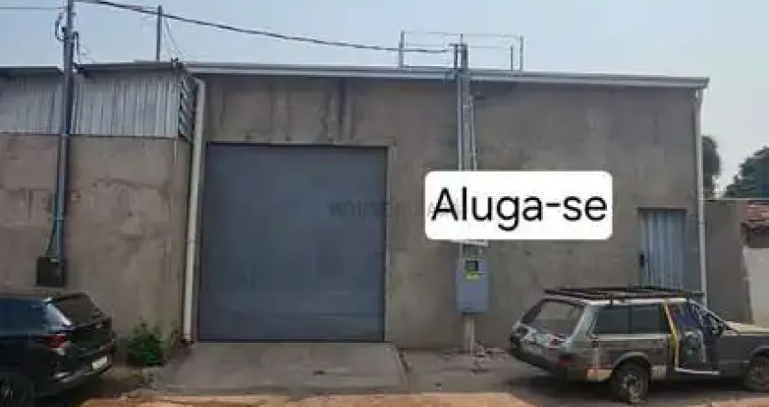 Aluga Galpão de 200m - 1 quadra da Carmindo de Campos