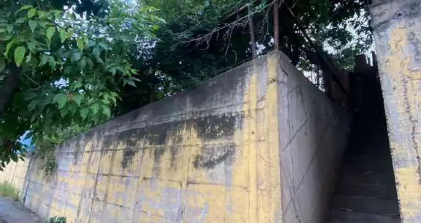 Terreno a venda, ótimo para quem quer construir um ponto comercial