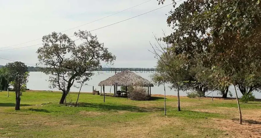 sitio de porteira fechada nas margens do lago do rio manso