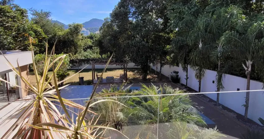 Mansão com 05 suítes, recém-reformada, na Barra da Tijuca, Rio de Janeiro, RJ.