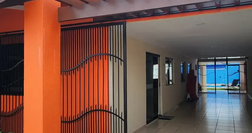 Belíssima casa com 200 m² com 3/4 sendo duas suítes, reformada em satélite.