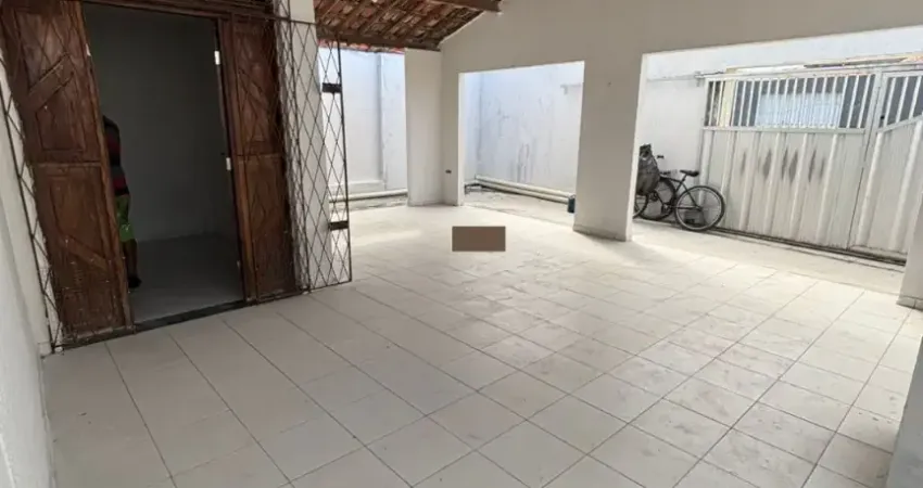 Casa com 2 quartos, duas vagas de garagem e excelente localização