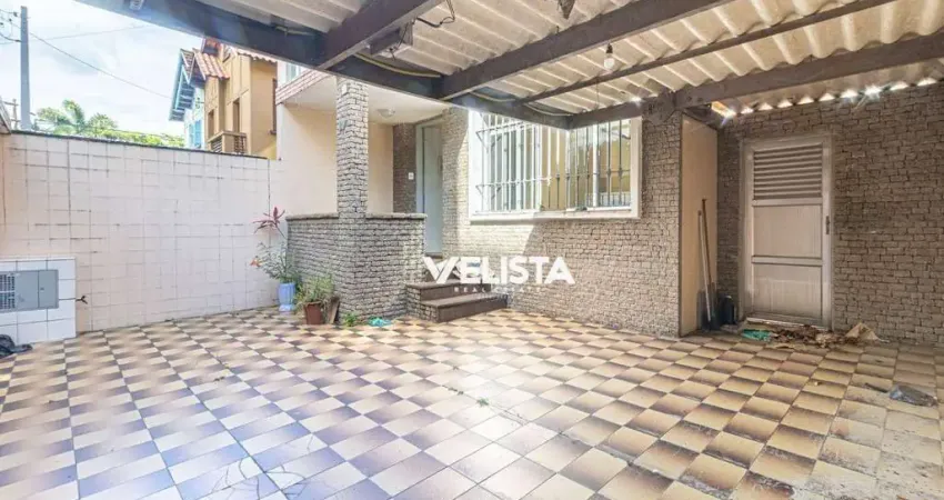 Casa à venda no embaré - 2 dorm. / edicula / 2 vagas / 120m2 a.u. / na quadra da praia